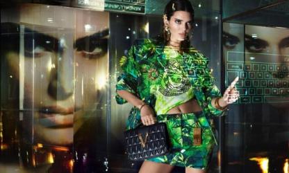 Kendall s’affiche dans un spot Versace ultra futuriste !