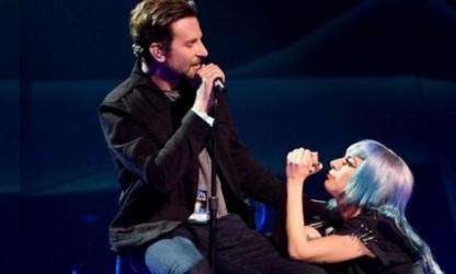 Lady Gaga surprend ses fans en invitant Bradley Cooper sur scène !