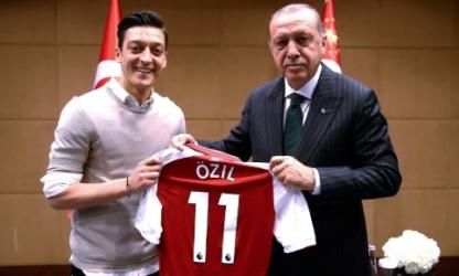 Mesut Özil quitte la sélection d’Allemagne, invoquant le ‘’racisme’’