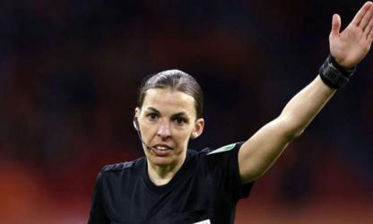 Stéphanie Frappart la première arbitre féminine à la coupe du monde de la FIFA 2022.