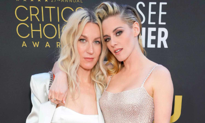 Kristen Stewart annonce préparer avec sa fiancée "une comédie stupide"