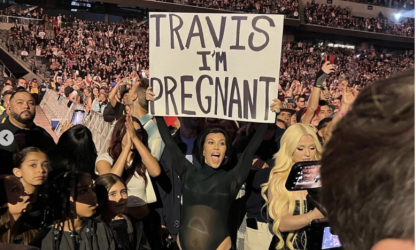 Kourtney Kardashian annonce sa grossesse à Travis Barker d'une manière inédite 