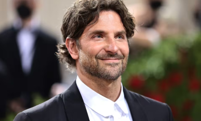 Bradley Cooper incarne avec authenticité le personnage du compositeur et chef d'orchestre Leonard Bernstein