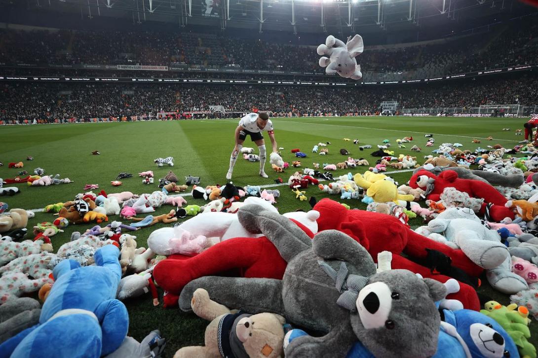 Les supporters de Besiktas rendent hommage aux victimes du séisme en Turquie 