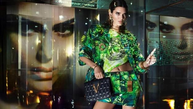 Kendall s’affiche dans un spot Versace ultra futuriste !