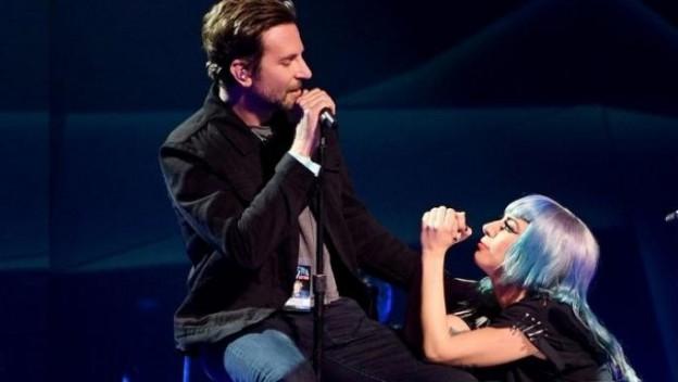 Lady Gaga surprend ses fans en invitant Bradley Cooper sur scène !