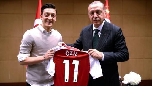 Mesut Özil quitte la sélection d’Allemagne, invoquant le ‘’racisme’’