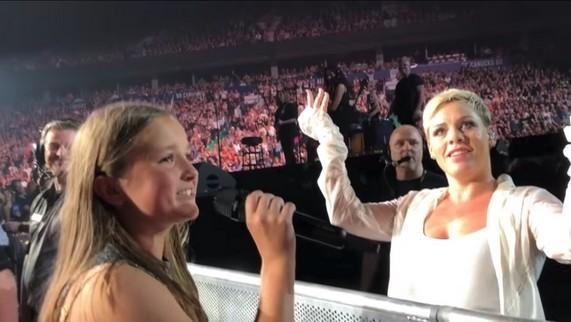 Quand une fan de 12 ans vole la vedette à Pink en plein concert