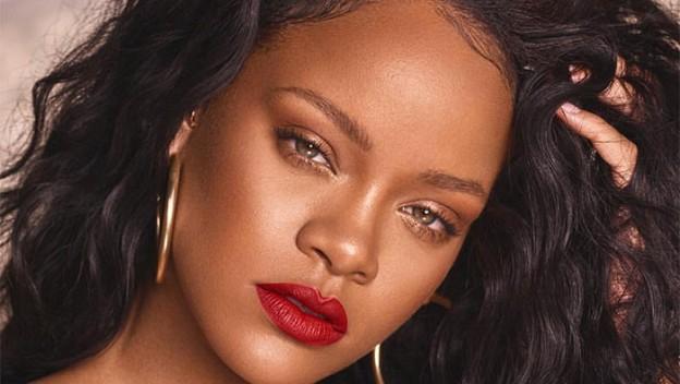 Rihanna en vacances à la Barbade, elle prend la pose avec ses parents