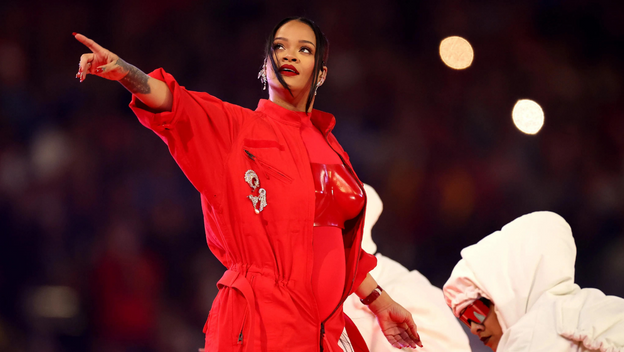 Superbowl : A mi-parcours du show, Rihanna annonce sa deuxième grossesse.