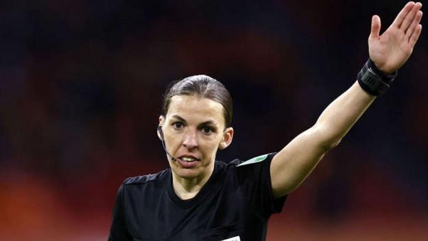 Stéphanie Frappart la première arbitre féminine à la coupe du monde de la FIFA 2022.