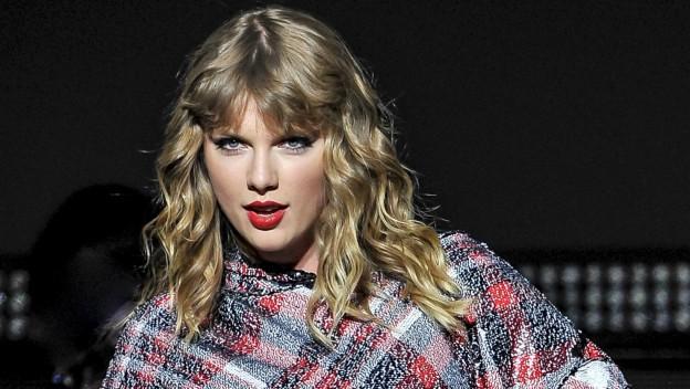 Taylor Swift lance le compte-à-rebours de sa tournée ''Taylor Swift’s Reputation Stadium Tour''