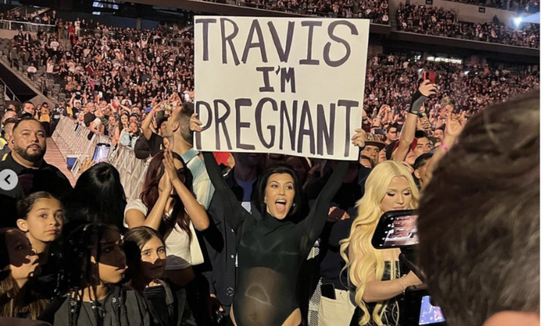 Kourtney Kardashian annonce sa grossesse à Travis Barker d'une manière inédite 