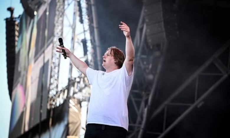 Lewis Capaldi perd sa voix en plein concert 