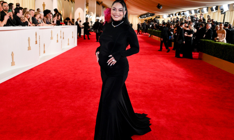 Vanessa Hudgens dévoile son baby bump lors de la cérémonie des Oscars