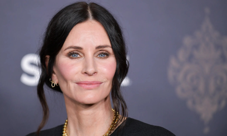 Courteney Cox recrée sa scène emblématique du clip "Dancing in the Dark" sur TikTok